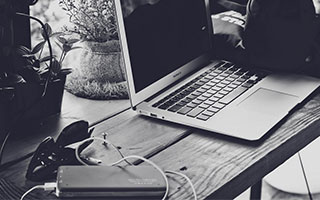 开云官网-外媒分享Hali1印城抢先发售现场视频：哈利伯顿为球迷们购买的球鞋亲笔签名